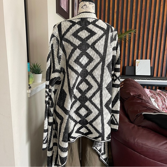 KISMET Geometric Pattern Cardigan Size Medium - Picture 2 of 3